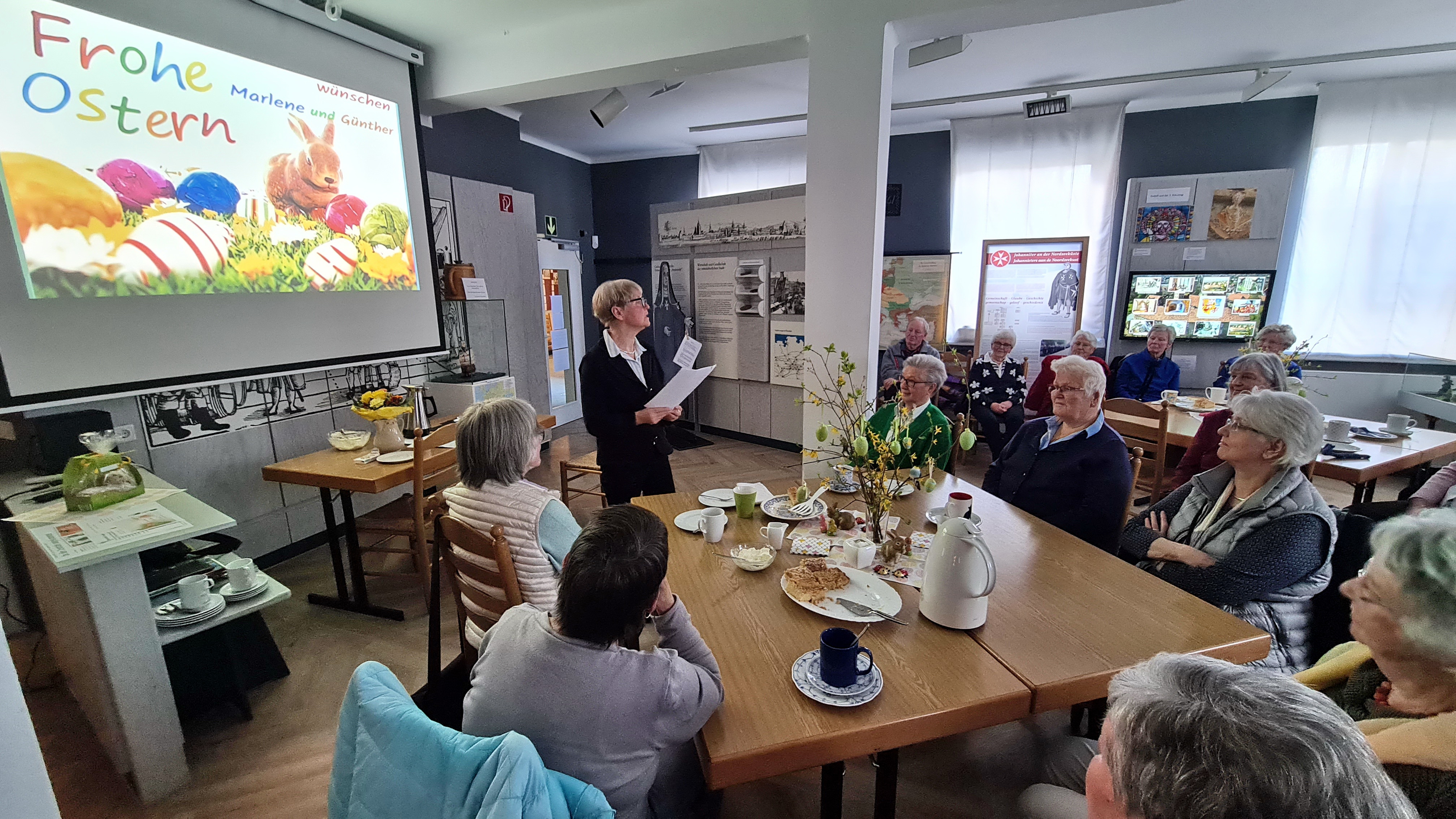 Marlene Hilgemann vom Frauentreff des Burgsteinfurter Heimatvereins trägt im Stadtmuseum Geschichten zum Osterfest vor. 